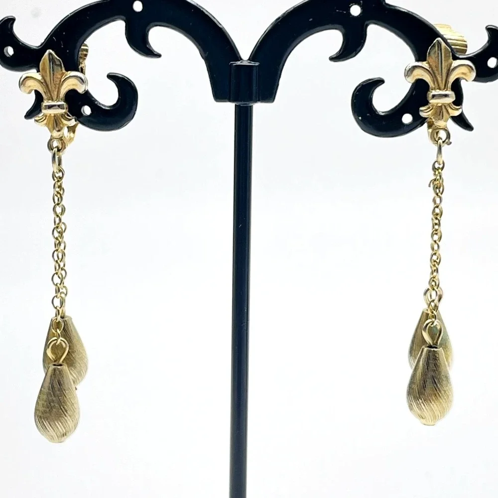 Vintage Gold Tone Chain Dangle Clip On Earrings Teardrop Bead Long Fleur de Lis